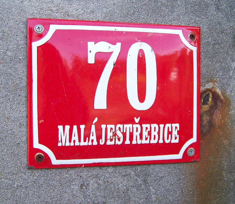 Soubor:Malá Jestřebice 70, domovní číslo.jpg