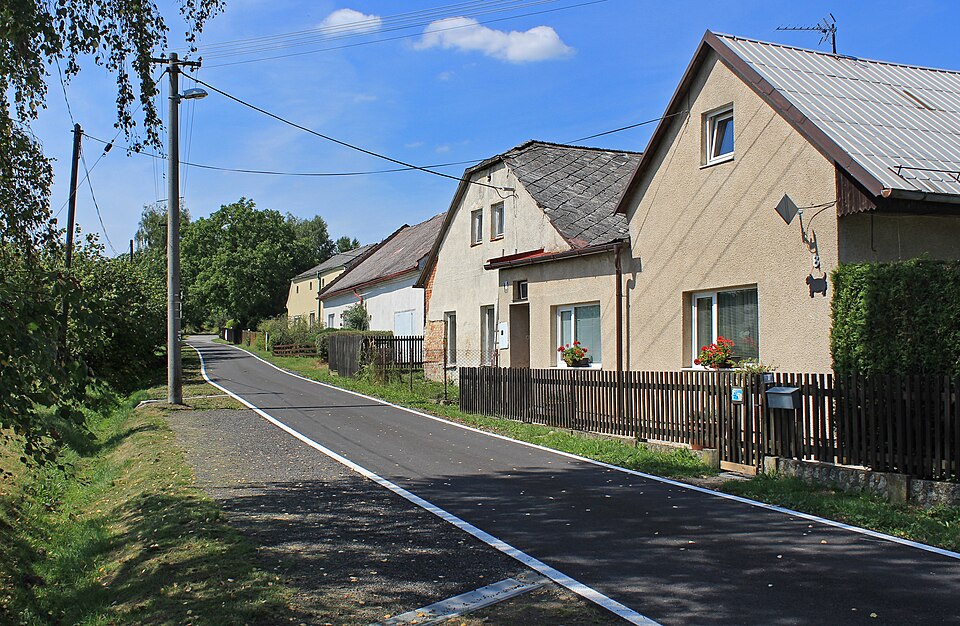Soubor:Kukle, side street.jpg