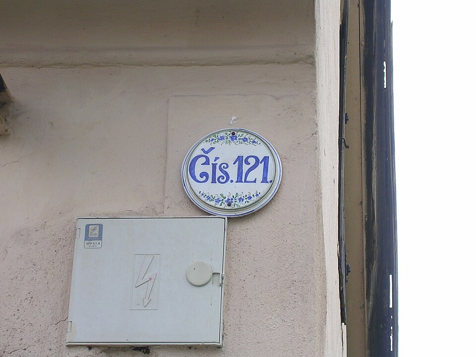 Soubor:Klikov, keramické číslo domu 121.jpg