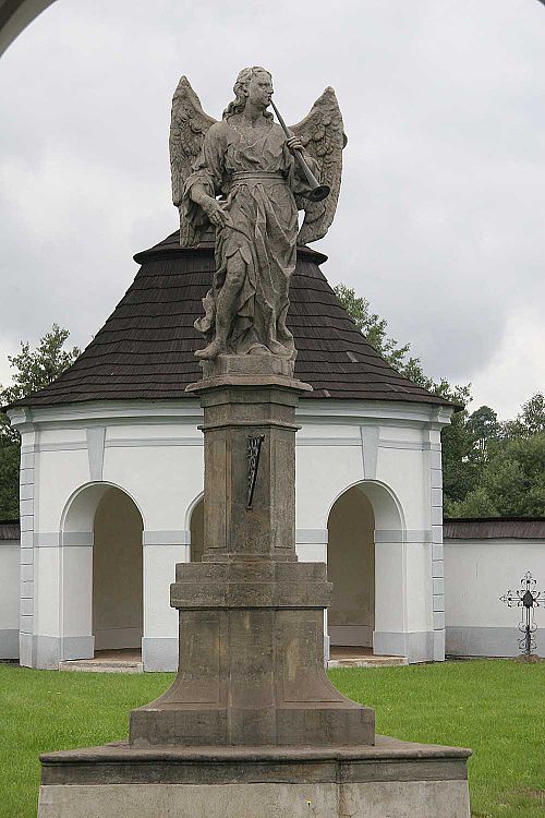 Soubor:Socha anděla na dolním hřbitově.jpg