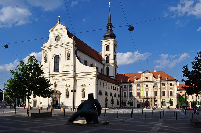 Soubor:Brno - Kostel sv. Tomáše, místodržitelský palác a alegorická postava spravedlnosti.jpg