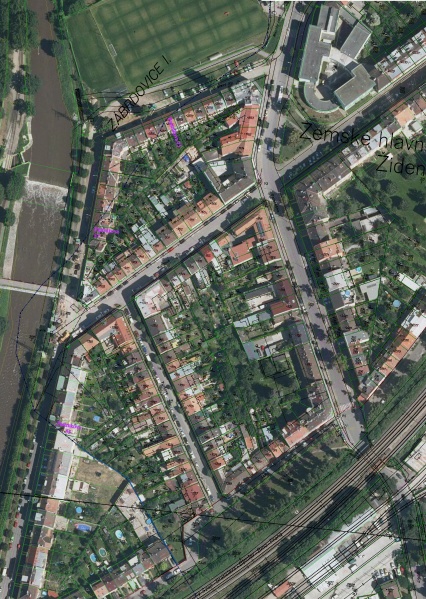 Soubor:Soutisky archivnich prvorepublikovych katastralnich map Zidenic se stavajici katastralni mapou - oblast dnesniho pomezi Zidenic a Zabrdovic.jpg